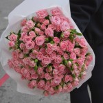 Букет из 31 кустовой розы розовой