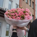 Букет из 31 кустовой розы розовой