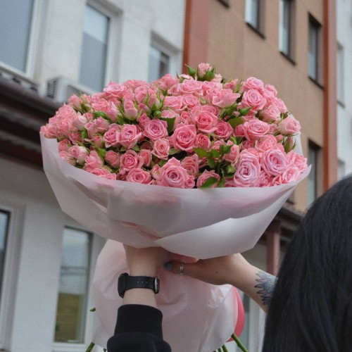 Букет из 31 кустовой розы розовой