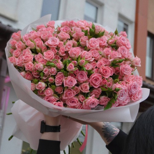 Букет из 31 кустовой розы розовой