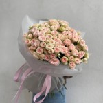 Роскошный букет из 51 пионовидной розы Sweet Giselle в элегантной упаковке – премиум доставка цветов