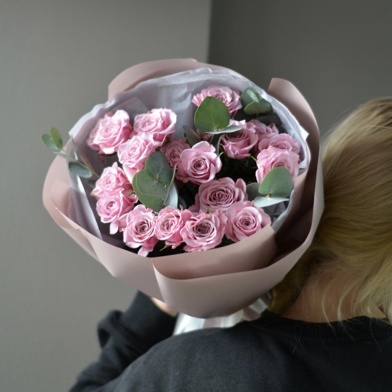 Букет №136 кустовые розы и эвкалипт