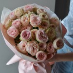 Букет «Свит» из 7 кустовых пионовидных роз 