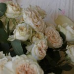 Детали букета: крупным планом пионовидные розы Summer Rose с нежными лепестками