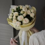 Букет «Брют» из 7 пионовидных кустовых роз 