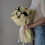 Авторская упаковка букета из 7 роз Summer Rose с атласной лентой - идеальный подарок