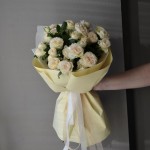 Нежный летний букет из 7 пионовидных роз сорта Summer Rose в элегантной упаковке